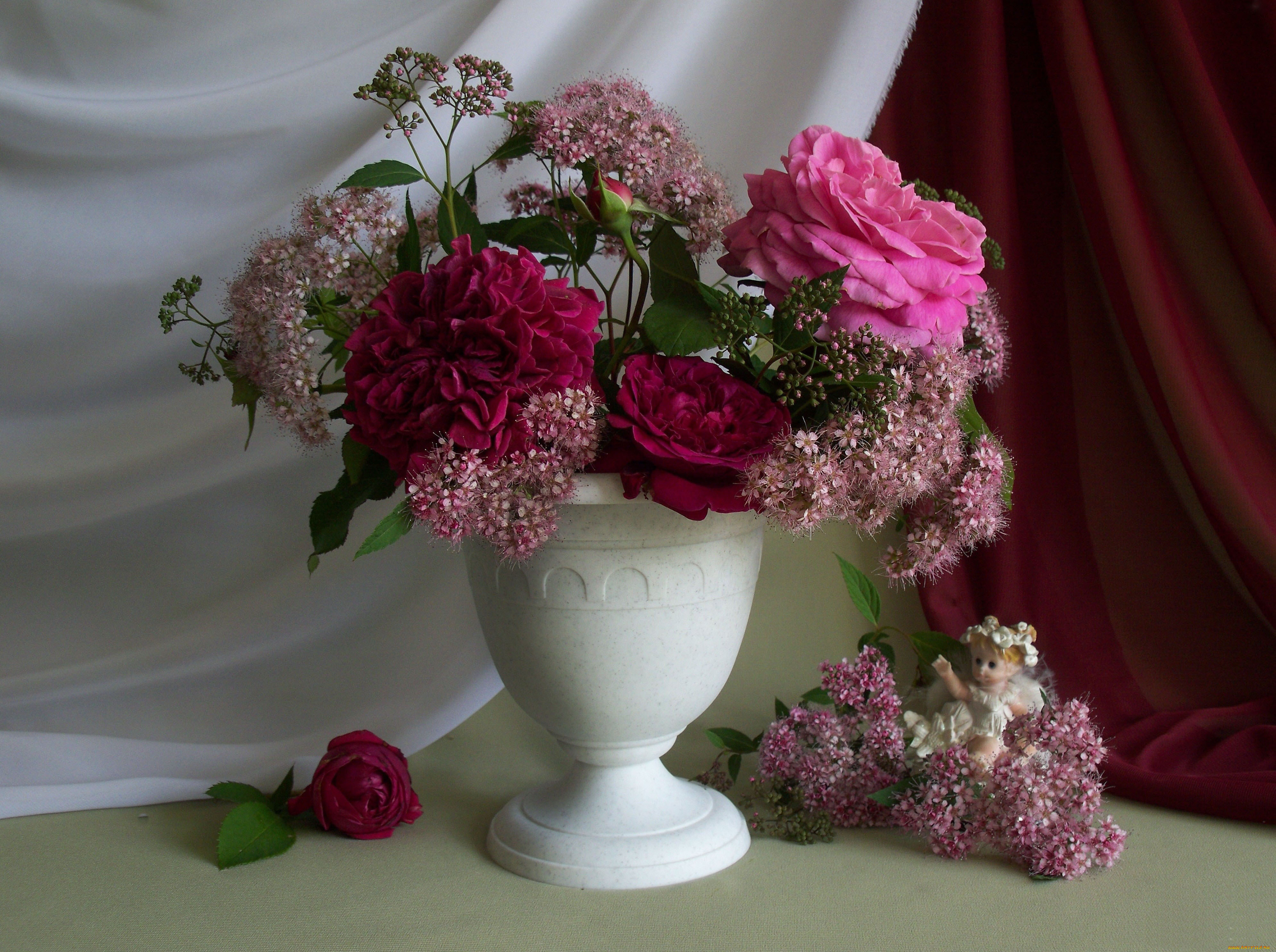 Подарить цветы в вазе. Цветы в вазах. Букет в вазе. Шикарные цветы в вазе. Цветочки в вазе.